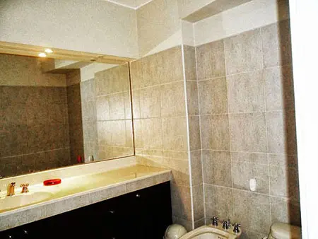 Baño de la habitacion principal del departamento en alquiler en Barranco