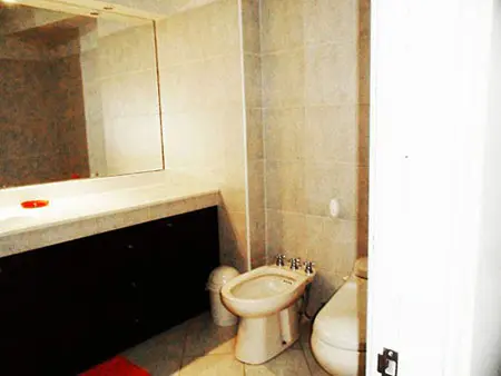 Más fotos del baño de la habitacion principal del departamento en alquiler en Barranco