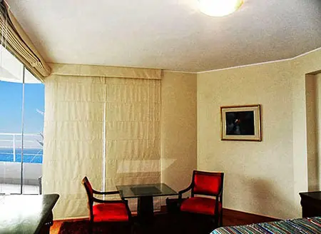 vista del dormitorio principal en el alquiler del departamento en barranco con banquetas