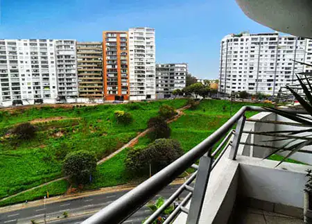 Vista a edificios lujosos desde el departamento en alquiler