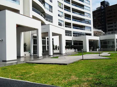 Vista del jardín del Edificio del 710 de Cerros de Camacho
